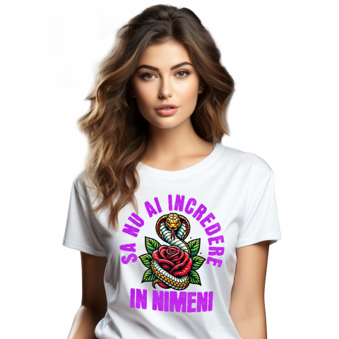 Flori - Tricou Femei, Barbati, Copii, Fata, Baiat, Unisex Personalizat Șarpe cu Trandafir Roșu și Text „Să Nu Ai Încredere în Nimeni” | Cadouri Personalizate pentru Femei, Familie și Prieteni