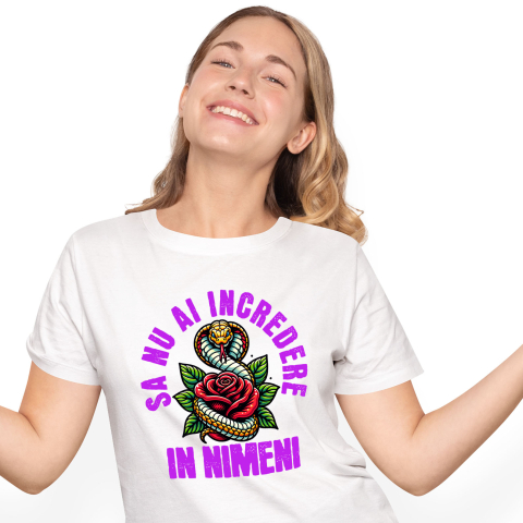 Flori - Tricou Femei, Barbati, Copii, Fata, Baiat, Unisex Personalizat Șarpe cu Trandafir Roșu și Text „Să Nu Ai Încredere în Nimeni” | Cadouri Personalizate pentru Femei, Familie și Prieteni
