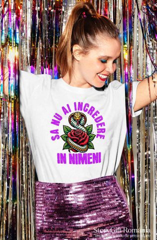 Tricou Femei, Barbati, Copii, Fata, Baiat, Unisex Personalizat Șarpe cu Trandafir Roșu și Text „Să Nu Ai Încredere în Nimeni” | Cadouri Personalizate pentru Femei, Familie și Prieteni [1]