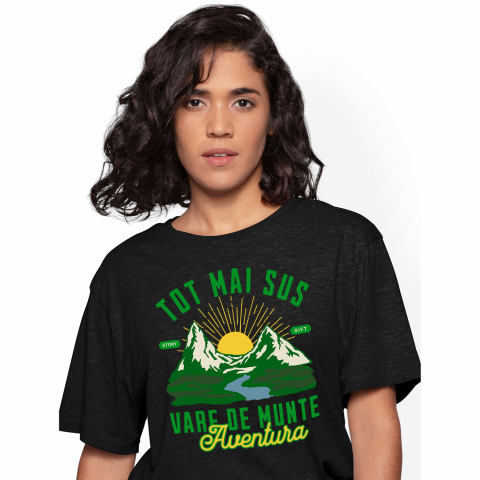 Tricou Femei, Barbati, Copii, Fata, Baiat, Unisex Personalizat "Aventura în Valea de Munte – Stâncă Înaltă și Natură Muntească"