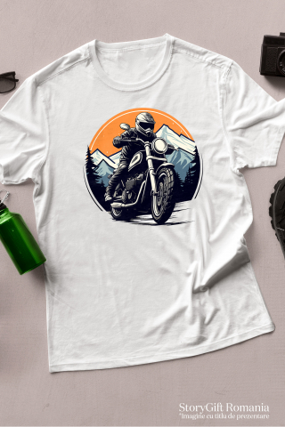 Tricou Femei cu un motociclist care se plimba cu motocicleta, ilustratie, trece printr-o padure, munti, cerc  cu imprimeu pe Fata, 100% Bumbac, Alb, L [2]