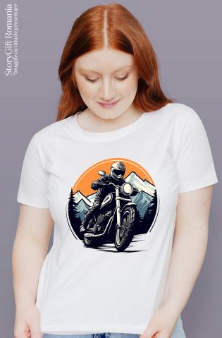 Tricou Femei cu un motociclist care se plimba cu motocicleta, ilustratie, trece printr-o padure, munti, cerc  cu imprimeu pe Fata, 100% Bumbac, Alb, L [1]