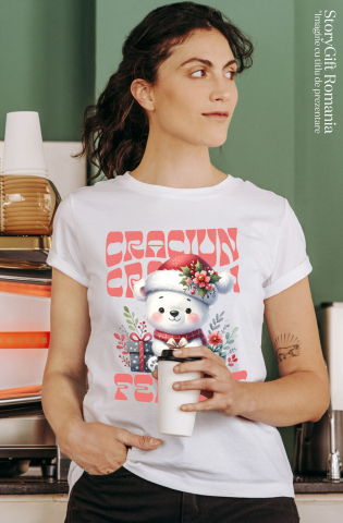 Tricou Femei, Barbati, Copii, Fata, Baiat, Unisex Personalizat Urs Alb cu Fular și Căciulă Moș Crăciun – Cadouri Colorate pentru un Crăciun Fericit [1]