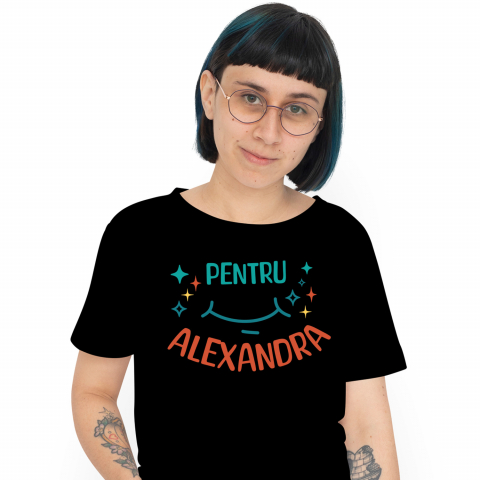 PRIETENI - Tricou Femei, Barbati, Copii, Fata, Baiat, Unisex Personalizat "Zâmbet Larg cu Stele Strălucitoare pentru Alexandra – Cadou Personalizat cu Mesaj de Iubire și Apreciere"