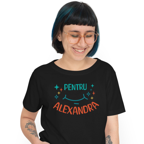 Prieteni - Tricou Femei, Barbati, Copii, Fata, Baiat, Unisex Personalizat "Zâmbet Larg cu Stele Strălucitoare pentru Alexandra – Cadou Personalizat cu Mesaj de Iubire și Apreciere"