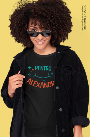 Tricou Femei, Barbati, Copii, Fata, Baiat, Unisex Personalizat "Zâmbet Larg cu Stele Strălucitoare pentru Alexandra – Cadou Personalizat cu Mesaj de Iubire și Apreciere" [1]