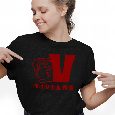 Cadouri Pentru Ea - Tricou Personalizat Femei Pentru Iubitorii De Craciun, Urs Gras Cu Caciula, Text Nume Personalizat, Copii, Culoare Rosu, Negru, 100% Bumbac, Marime XS