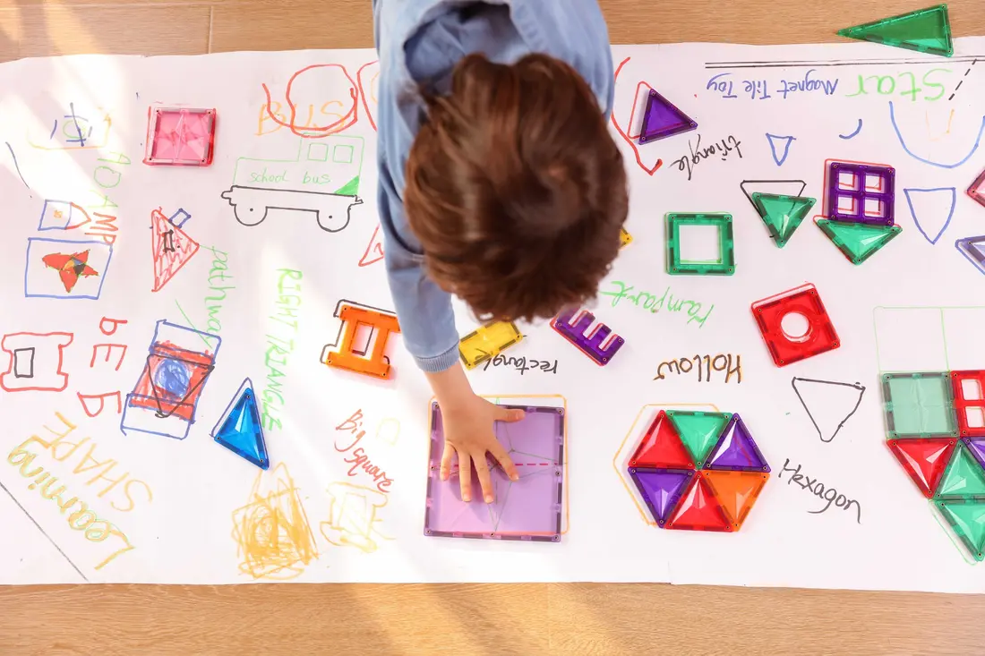 Activitate educativă cu forme și plăci magnetice