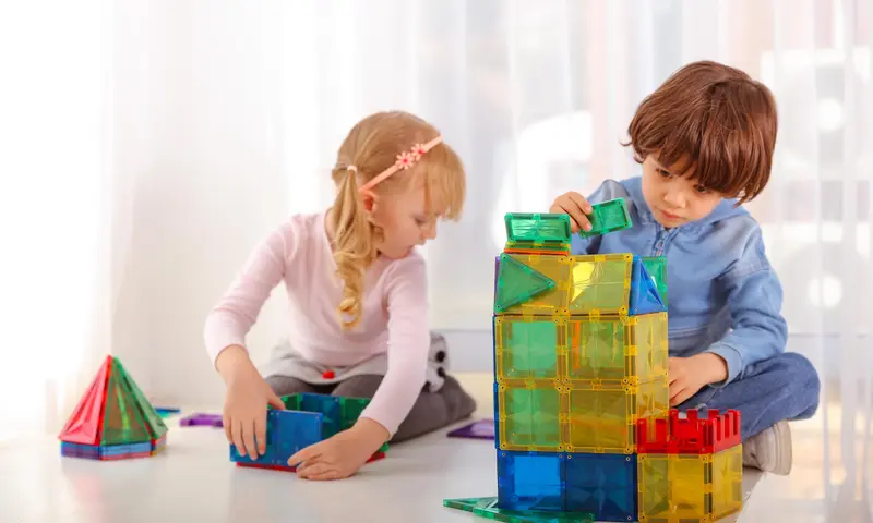 Beneficiile jocului cu seturi magnetice pentru copii