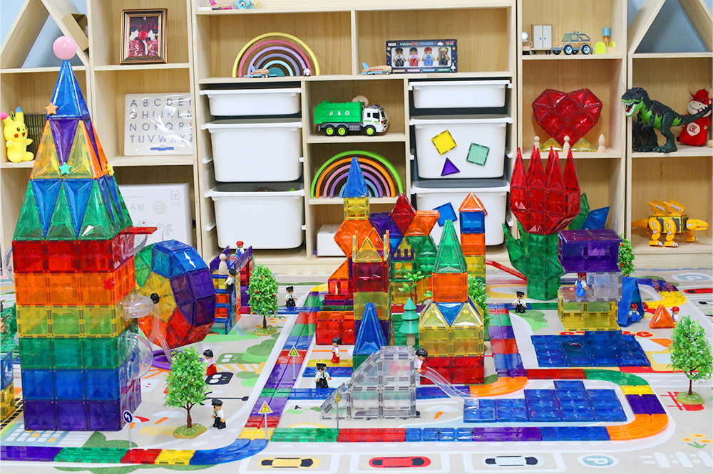 Magnetic Tiles: Ce sunt si cum Contribuie Această Jucărie Educațională la Dezvoltarea Copiilor?