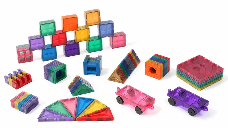 Varietate de forme și accesorii incluse într-un set magnetic.