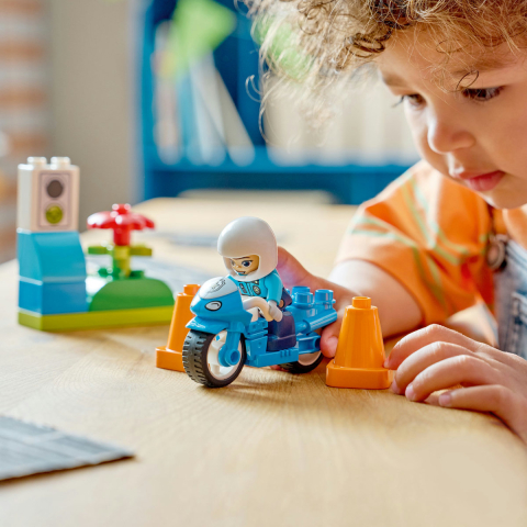 lego-duplo-motocicleta-albastra-politie-10471-ani-2-piese-11 [4]