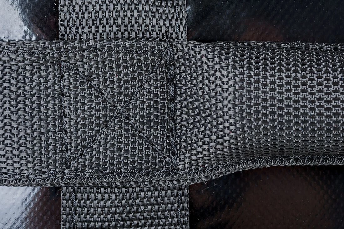 PERNA SCUT ARTE MARTIALE DREAPTA MARE ALB/NEGRU 75X35X15CM STRIKER - Copie [1]