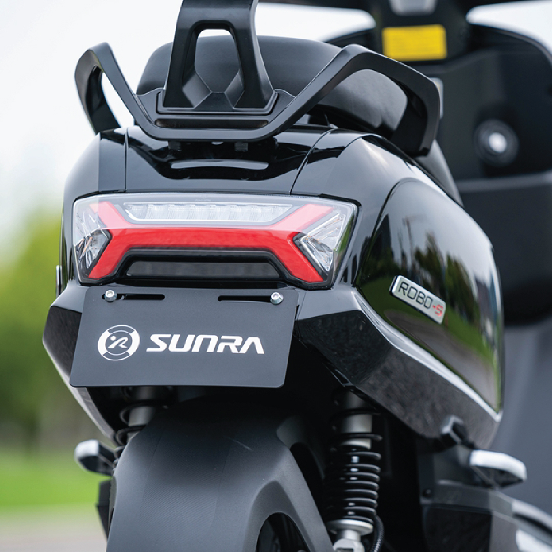 Scuter electric ROBO-S motor 3000W, 45KM/H [7]