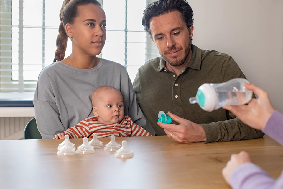Biberon  Mare pentru Bebelusi Philips Avent Natural Response , cu Dispozitiv Anticolici AirFree, 260 ml, Tetina Reactiva care functioneaza ca Sanul Mamei, cu Debit 3, Tetina fara scurgeri, +1 luni, fara BPA, Usor de Curatat [7]