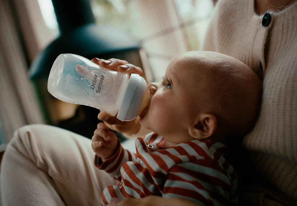 Biberon  Mare pentru Bebelusi Philips Avent Natural Response , cu Dispozitiv Anticolici AirFree, 260 ml, Tetina Reactiva care functioneaza ca Sanul Mamei, cu Debit 3, Tetina fara scurgeri, +1 luni, fara BPA, Usor de Curatat [12]