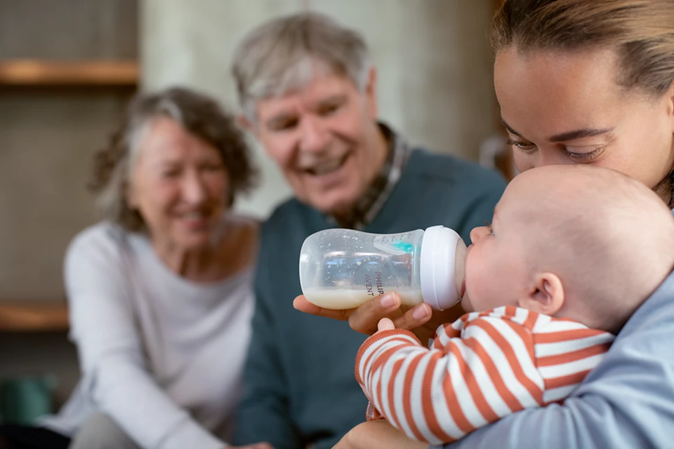 Biberon  Mare pentru Bebelusi Philips Avent Natural Response , cu Dispozitiv Anticolici AirFree, 260 ml, Tetina Reactiva care functioneaza ca Sanul Mamei, cu Debit 3, Tetina fara scurgeri, +1 luni, fara BPA, Usor de Curatat [9]