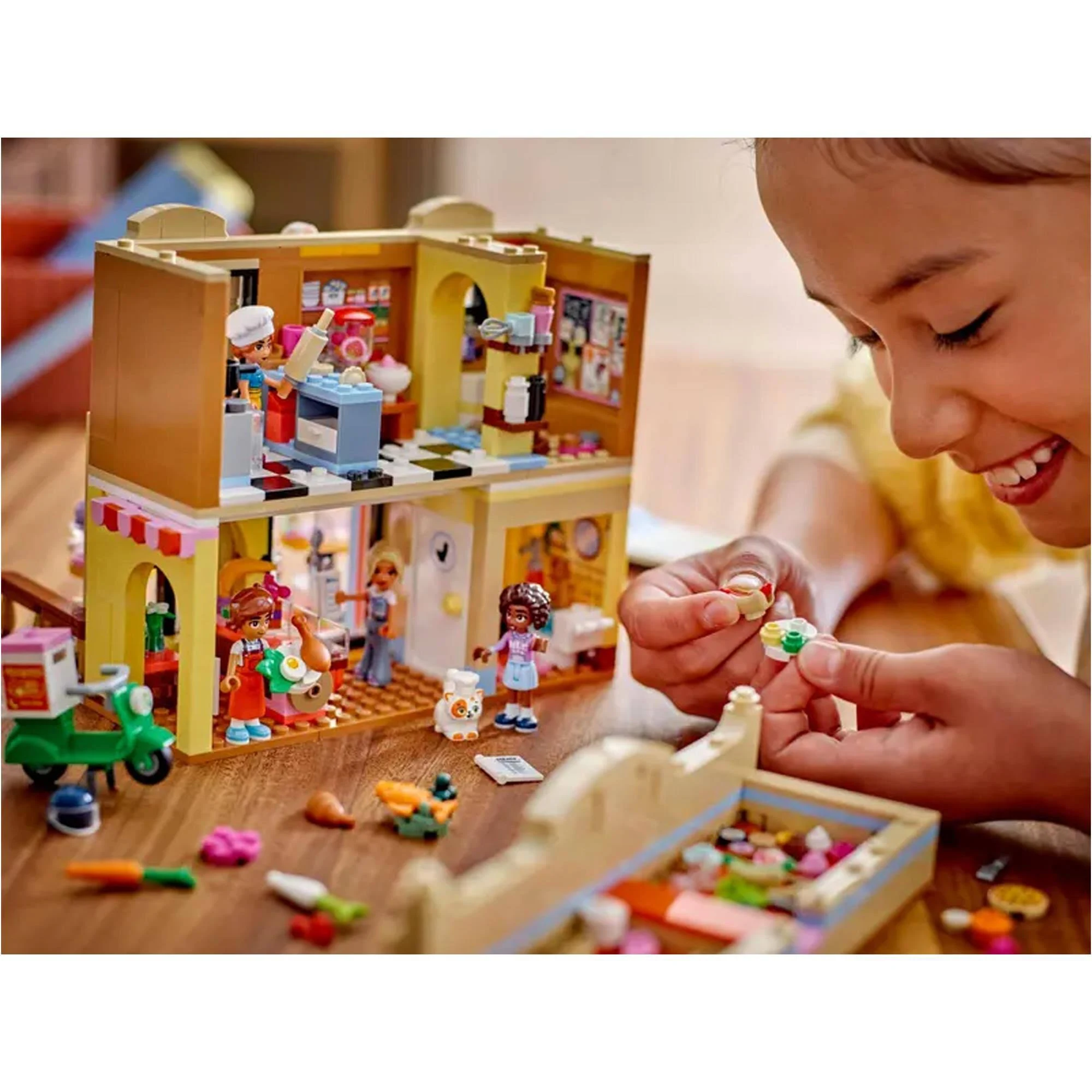 Joc de Constructii LEGO® Friends - Restaurant and Cooking School [9]