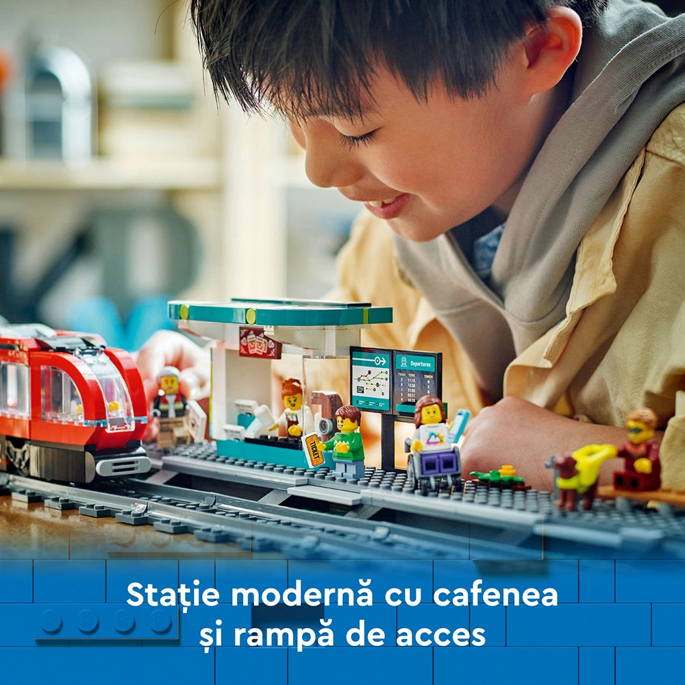 Mega Set de Constructii - LEGO® City Stație și Tramvai Rosu  în Centrul Orașului , 811 Piese , 7 ani + [8]