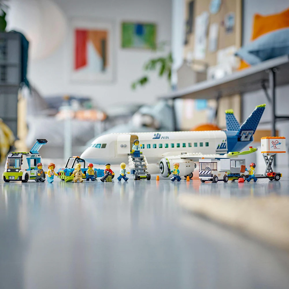 Mega Set de Constructii LEGO® City - Avion de Pasageri – Aventură la Inălțime pentru Micii Exploratori , 913 piese,  7ani + [7]