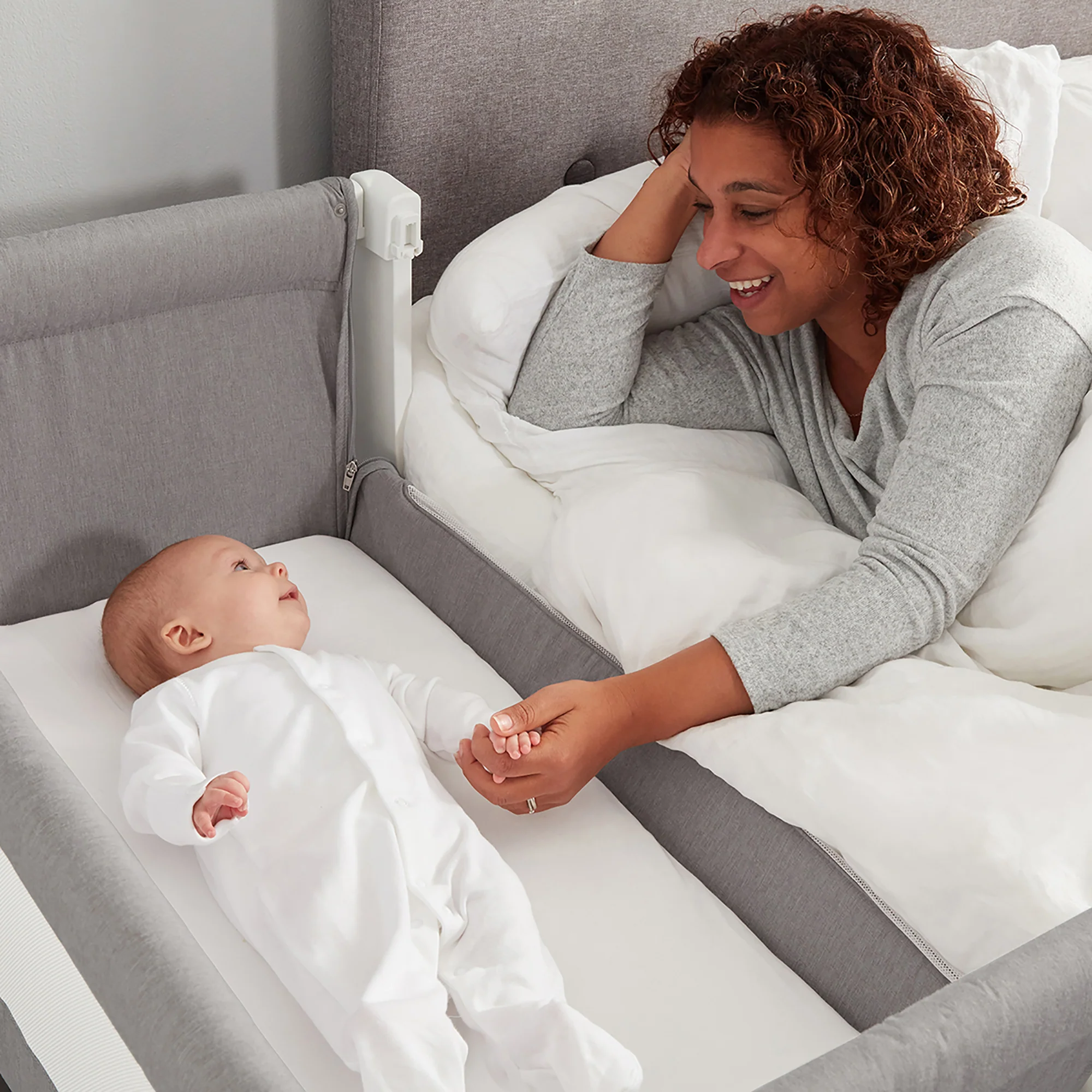 Patut Pliant 2 in 1 DeLuxe pentru bebelusi si copii, 2 Nivele si Margini de Catifea , Laterala Culisanta si Intrare Laterala , Masuta de Infasat , Roz [9]