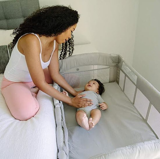 Patut Pliant 2 in 1 DeLuxe pentru bebelusi si copii, 2 Nivele si Margini de Catifea , Laterala Culisanta si Intrare Laterala , Masuta de Infasat , Roz [8]