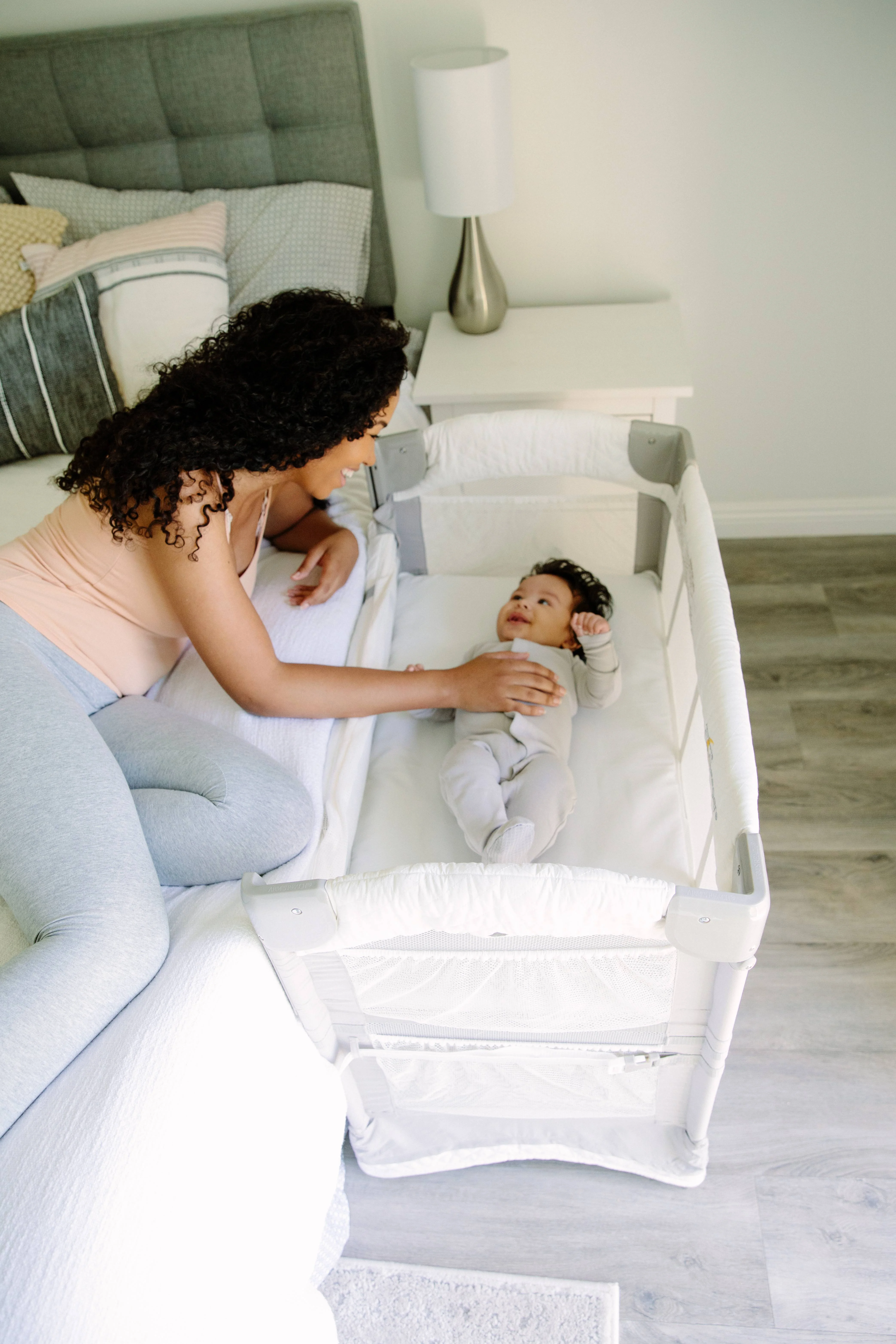 Patut Pliant 2 in 1 DeLuxe pentru bebelusi si copii, 2 Nivele si Margini de Catifea , Laterala Culisanta si Intrare Laterala , Masuta de Infasat , Gry cu Albastru [7]