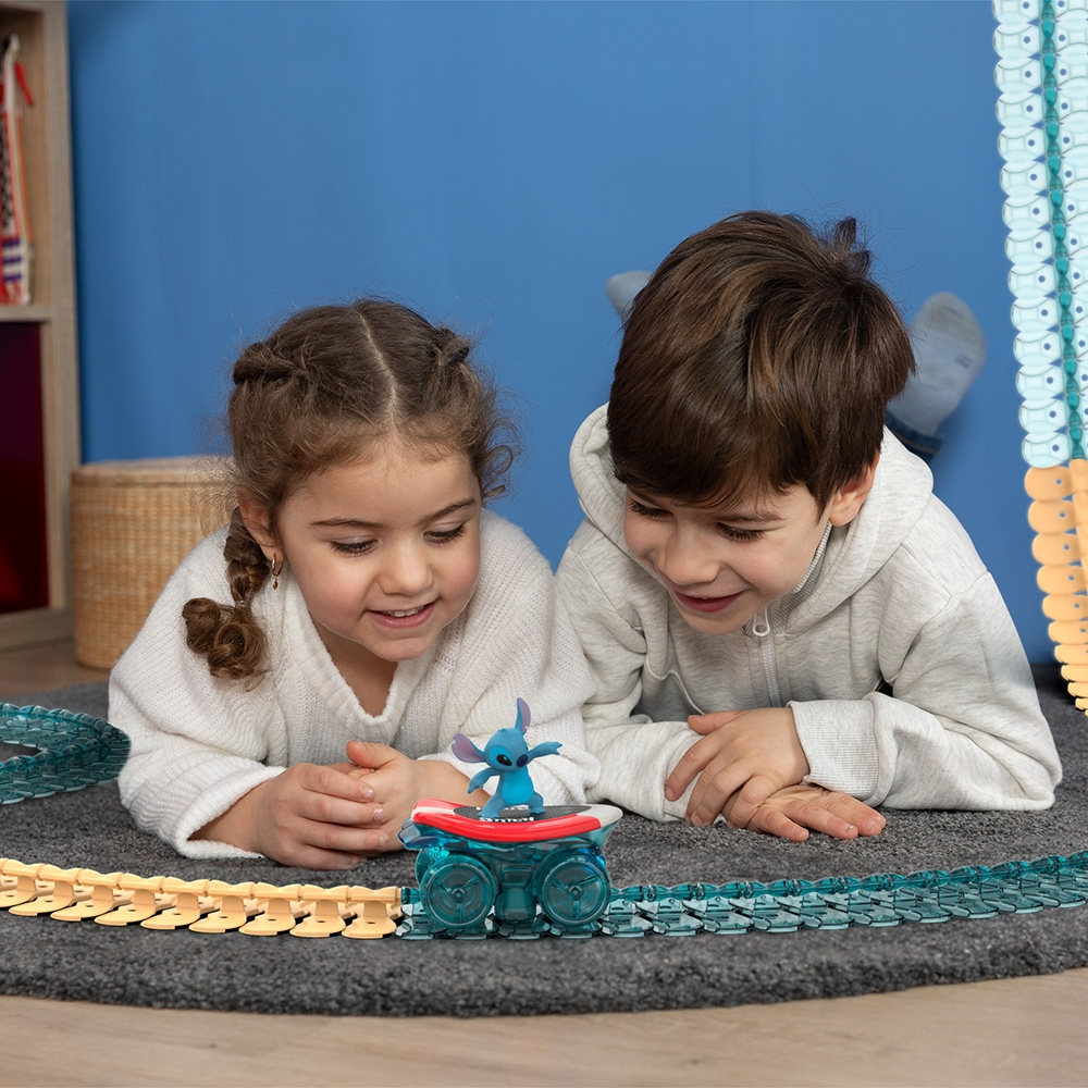 Set de Joaca Pista de Curse cu Masinuta Stitch Luminoasa - Disney Stitch Flextreme Discovery Track Set  - Reclama TV [6]