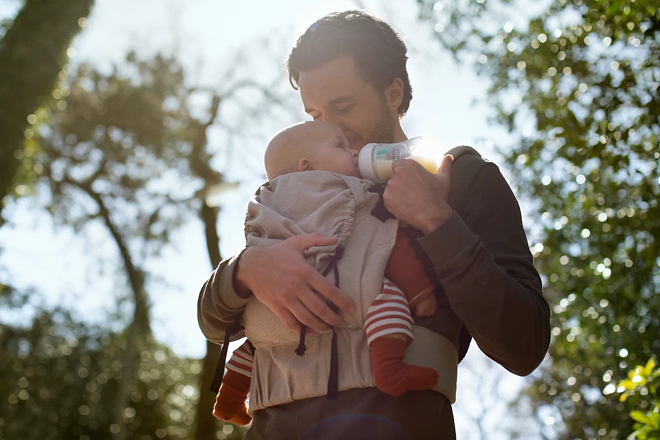 Biberon  Mare pentru Bebelusi Philips Avent Natural Response , cu Dispozitiv Anticolici AirFree, 260 ml, Tetina Reactiva care functioneaza ca Sanul Mamei, cu Debit 3, Tetina fara scurgeri, +1 luni, fara BPA, Usor de Curatat [15]