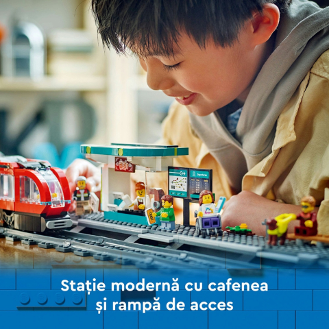 Mega Set de Constructii - LEGO® City Stație și Tramvai Rosu  în Centrul Orașului , 811 Piese , 7 ani + [7]