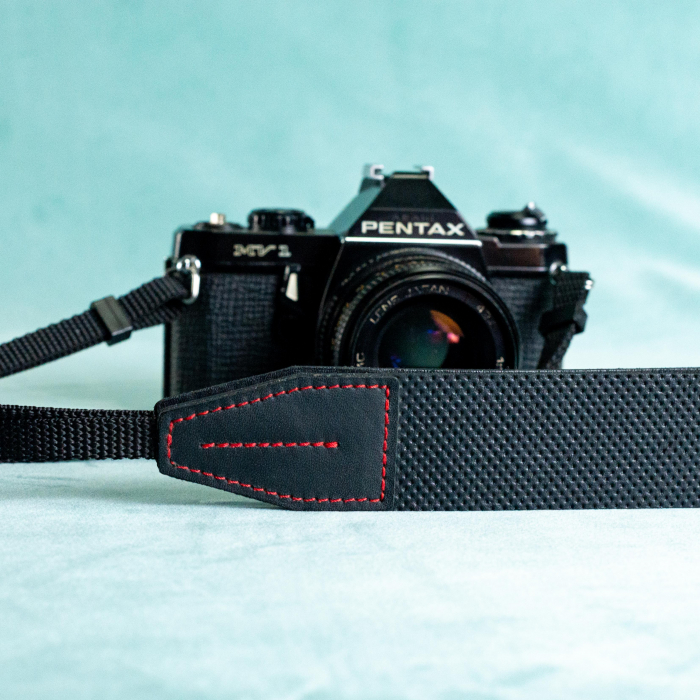 Curea - Strap din piele naturala pentru camere foto si aparate DSLR- Negru perforat cu detalii rosii [5]