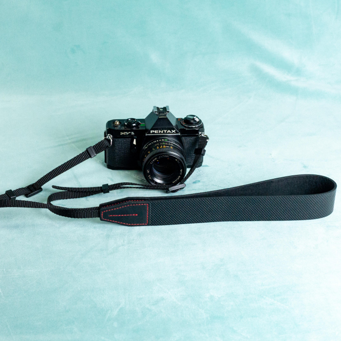 Curea - Strap din piele naturala pentru camere foto si aparate DSLR- Negru perforat cu detalii rosii [4]