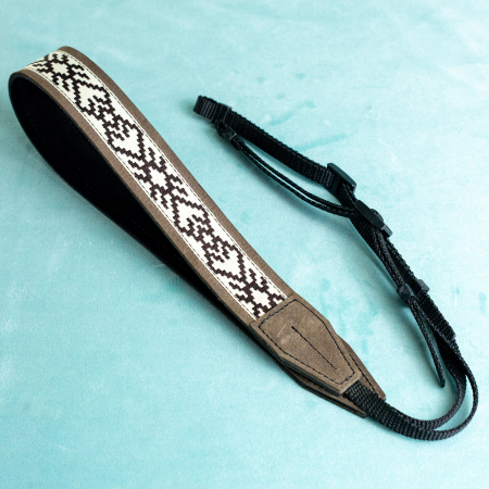 Articole Fotografi - Curea - Strap din piele naturala pentru camere foto si aparate DSLR- Maro desaturat cu motiv traditional