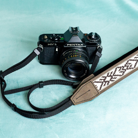 Curea - Strap din piele naturala pentru camere foto si aparate DSLR- Maro desaturat cu motiv traditional [1]