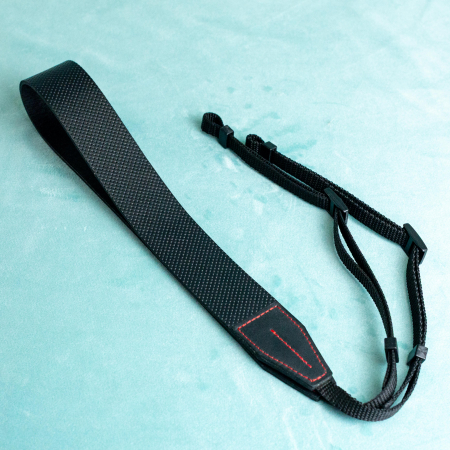 Articole Fotografi - Curea - Strap din piele naturala pentru camere foto si aparate DSLR- Negru perforat cu detalii rosii