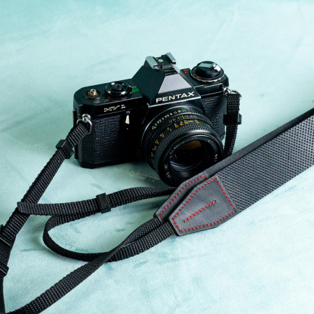 Curea - Strap din piele naturala pentru camere foto si aparate DSLR- Negru perforat cu detalii rosii [1]