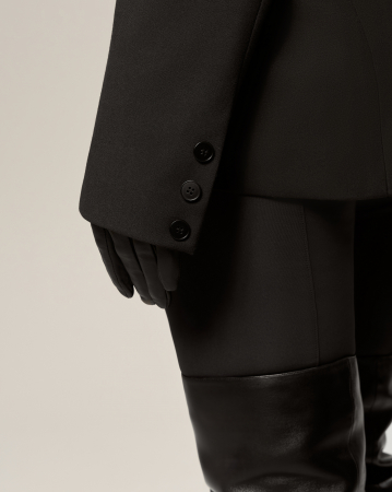 Sacou cu linia șoldurilor evidențiată, negru [1]