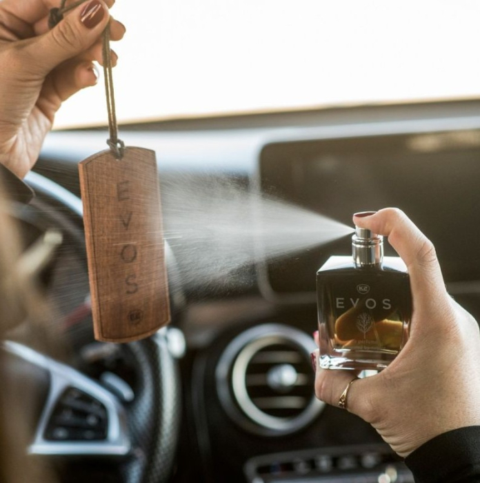 Pachet Complet Odorizant Auto K2 EVOS SPARTA: Pandantiv Lemn + Parfum Spray 50ml, Aromă Chypre (Grapefruit, Cedru, Mosc) [6]