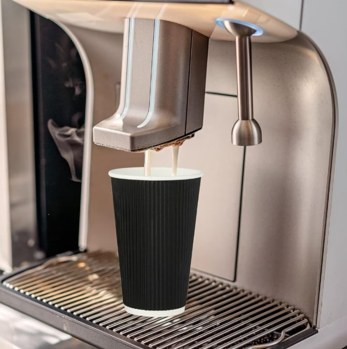 Set 25 buc pahar din carton, cu capac, 480 ml, model cu dungi striate si intaritura baza superioara, utilizare Horeca, pentru cafenele, terase, hoteluri sau evenimente [4]