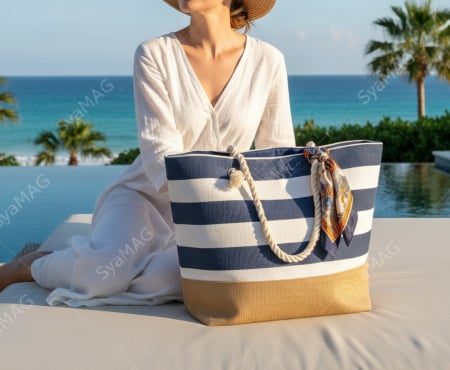 Geanta de plaja, model cu dungi alb-albastre, 56x15x43 cm, material textil cu baza de iuta, manere albe din sfoara, inchidere cu capsa, prevazuta cu buzunar interior [1]