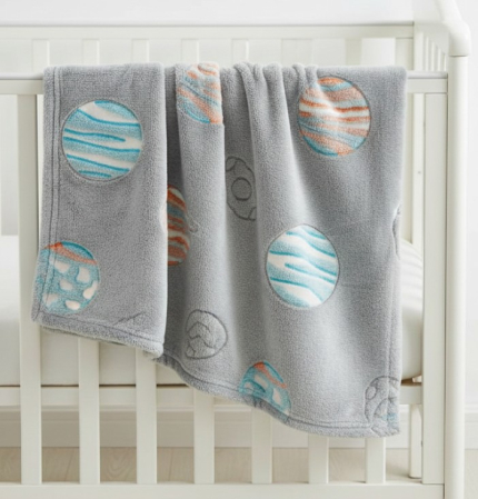 Paturici si perne - Paturica catifelata pentru bebelusi, model cu planete fosforescente, 140x100 cm