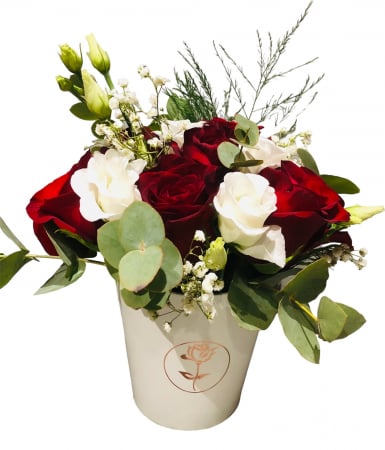 Aranjamente Florale - White Bloom (5 trandafiri rosii)
