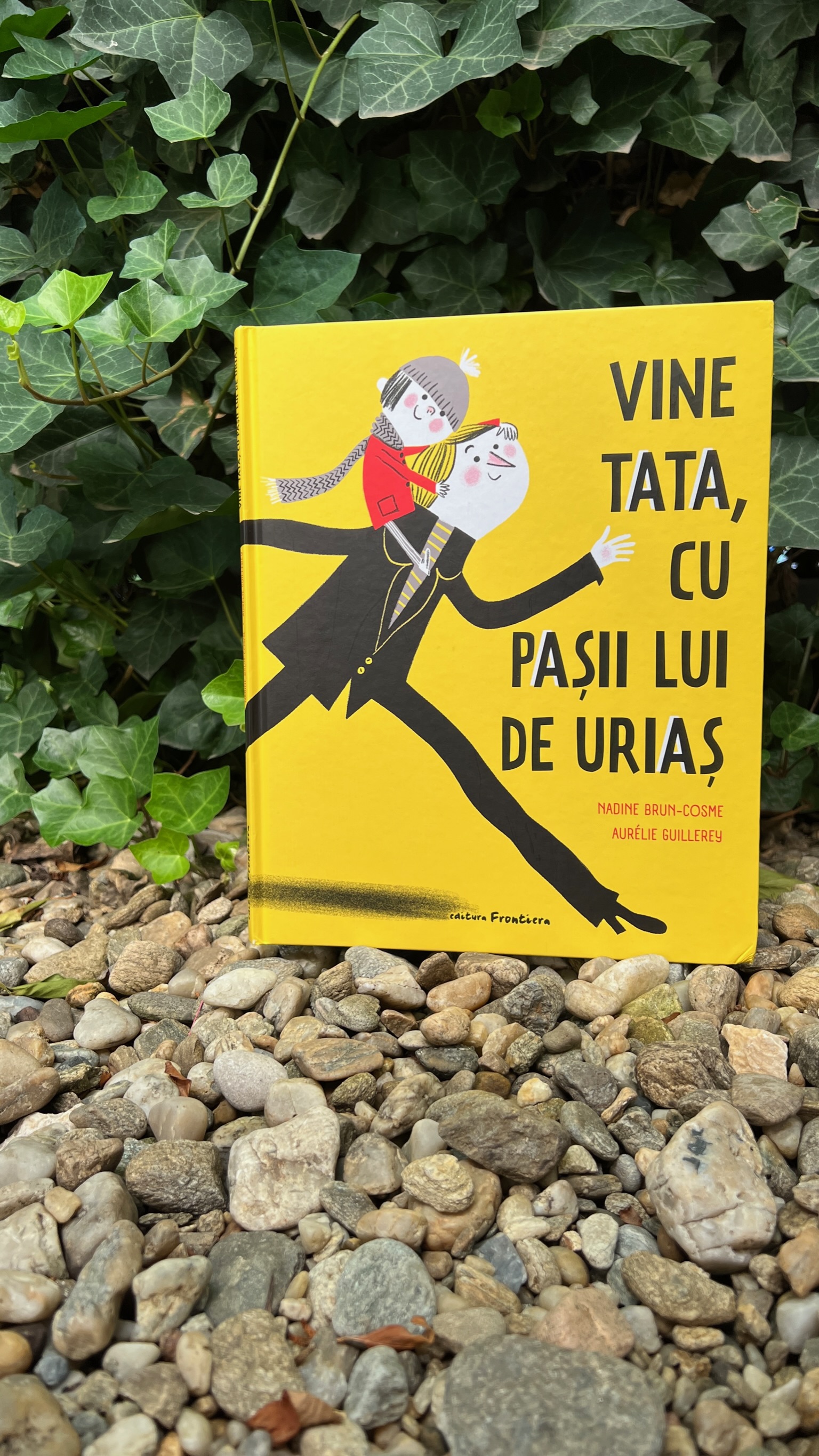 Vine tata, cu pașii lui de uriaș