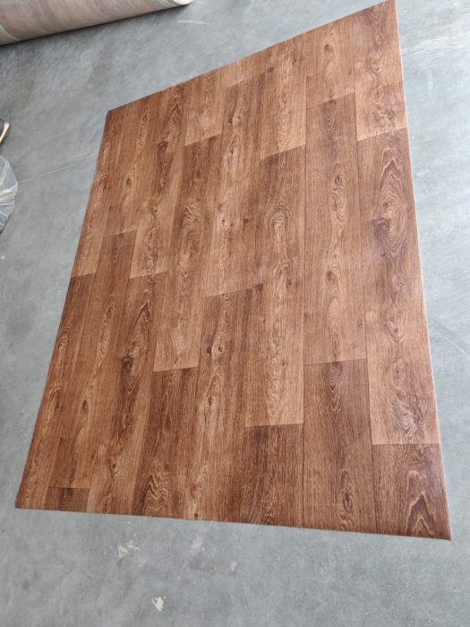 Covorul PVC linoleum Country Dark Confort, Latimi 1 m, 1.5 m, 2 m si 2,5 m, Maro inchis/Imitatie parchet, Suport Pasla [7]