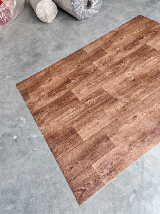 Covorul PVC linoleum Country Dark Confort, Latimi 1 m, 1.5 m, 2 m si 2,5 m, Maro inchis/Imitatie parchet, Suport Pasla [8]