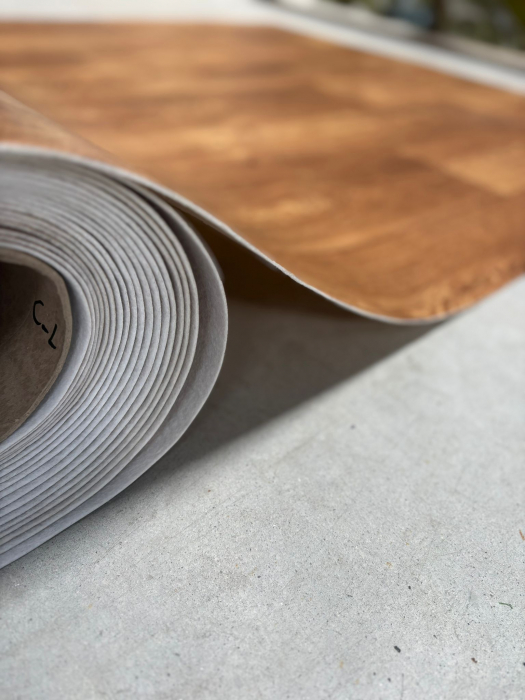 Covorul PVC linoleumÂ CountryÂ Light Confort, Latimi 1 m, 1.5 m, 2 m si 2,5 m, Maro deschis/Imitatie parchet, Suport PÃ¢slÄƒ [4]