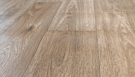 Covorul PVC linoleumÂ Plank 82-2, Latimi 1 m, 2 m si 2,5 m, Maro inchis/Imitatie parchet, Suport PÃ¢slÄƒ [3]