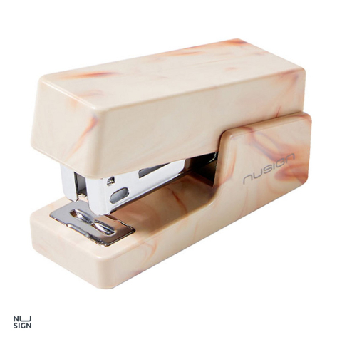 Capsatoare - Capsator mini Deli Nusign marmorat, 12 coli, pentru capse 24/6 si 26/6, 9.5x13.5x3.3 cm, roz