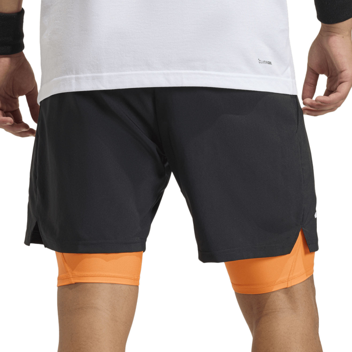 Short Adidas Barbati Club 2in1 Black/Orange este un short tehnic 2 in 1 cu inner shorts integrat, CLIMACOOL, talie elastica cu snur si croiala slim fit, perfect pentru tenis si antrenamente. [2]
