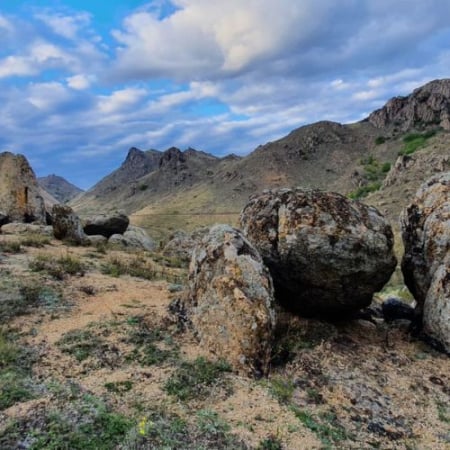 Drumeții - Culmea Pricopanului și Monoliții din Granit